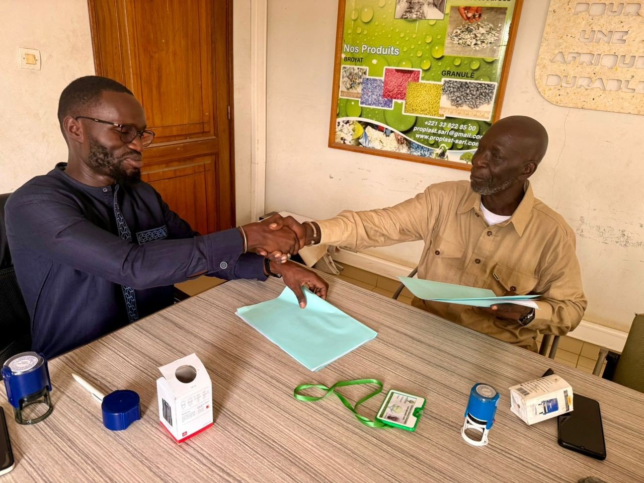 Échange de documents lors d’une signature de partenariat